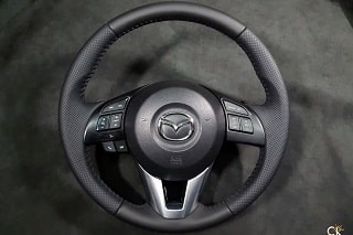 Перетяжка руля автомобиля Мазда натуральной кожей шов елочка